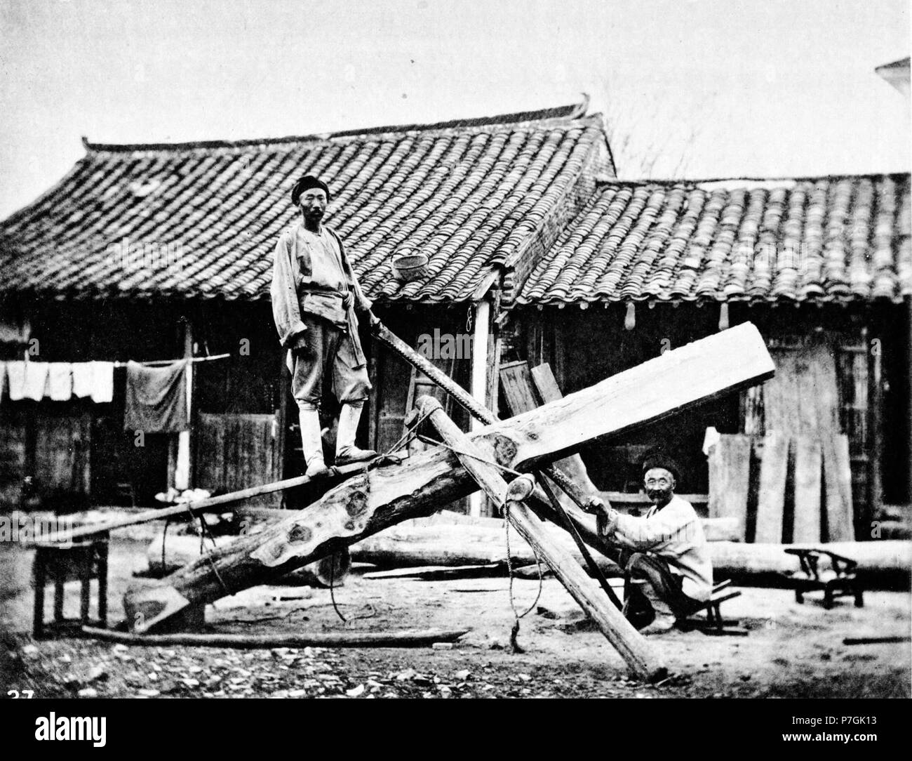Anglais : photographie de John Thomson. Voir détail sur le lien ci-dessous. Avant 1898 341 SAWYERS AU TRAVAIL Banque D'Images