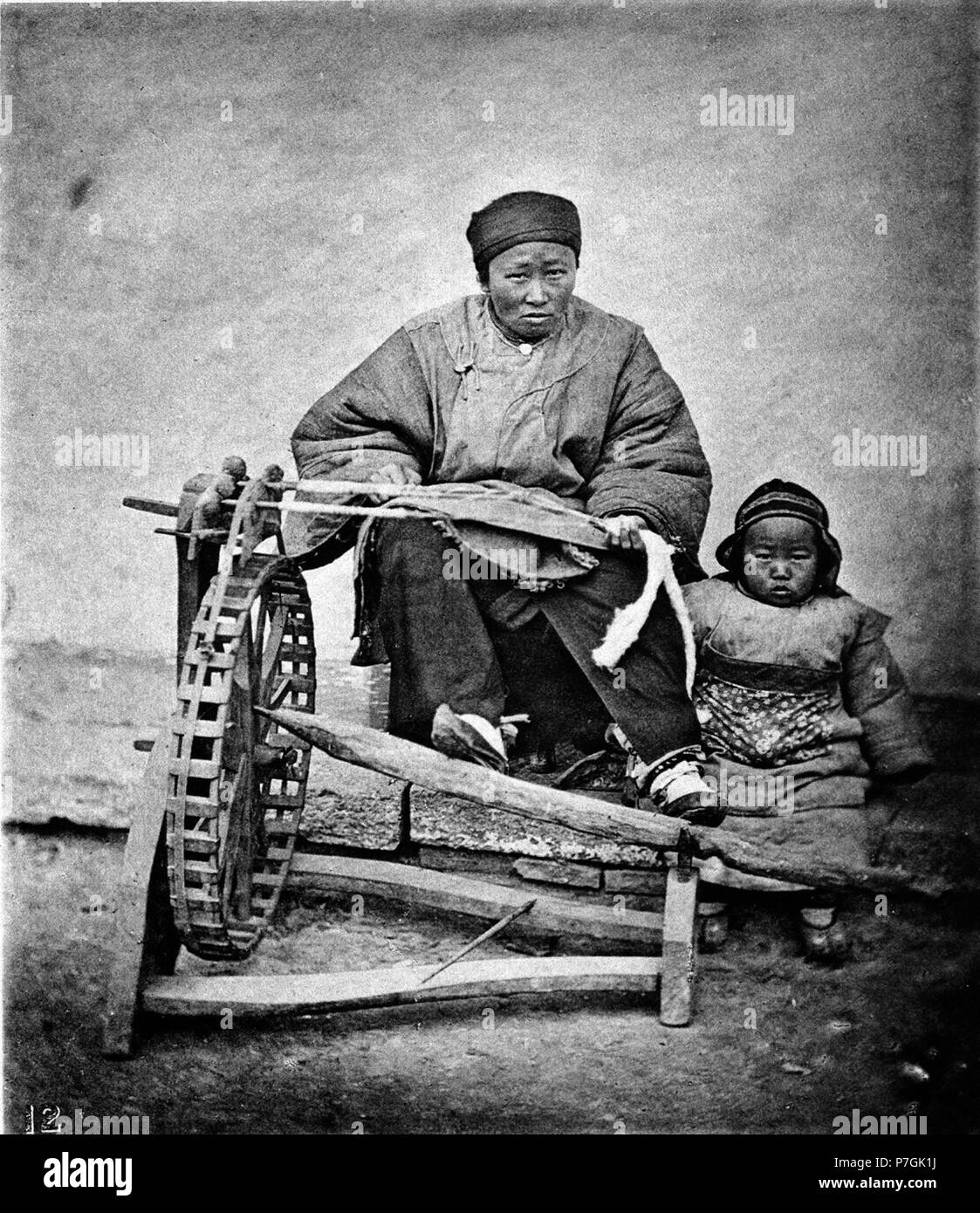 Anglais : photographie de John Thomson. Voir détail sur le lien ci-dessous. avant 1898 98 MACHINE À FILER LE COTON Banque D'Images