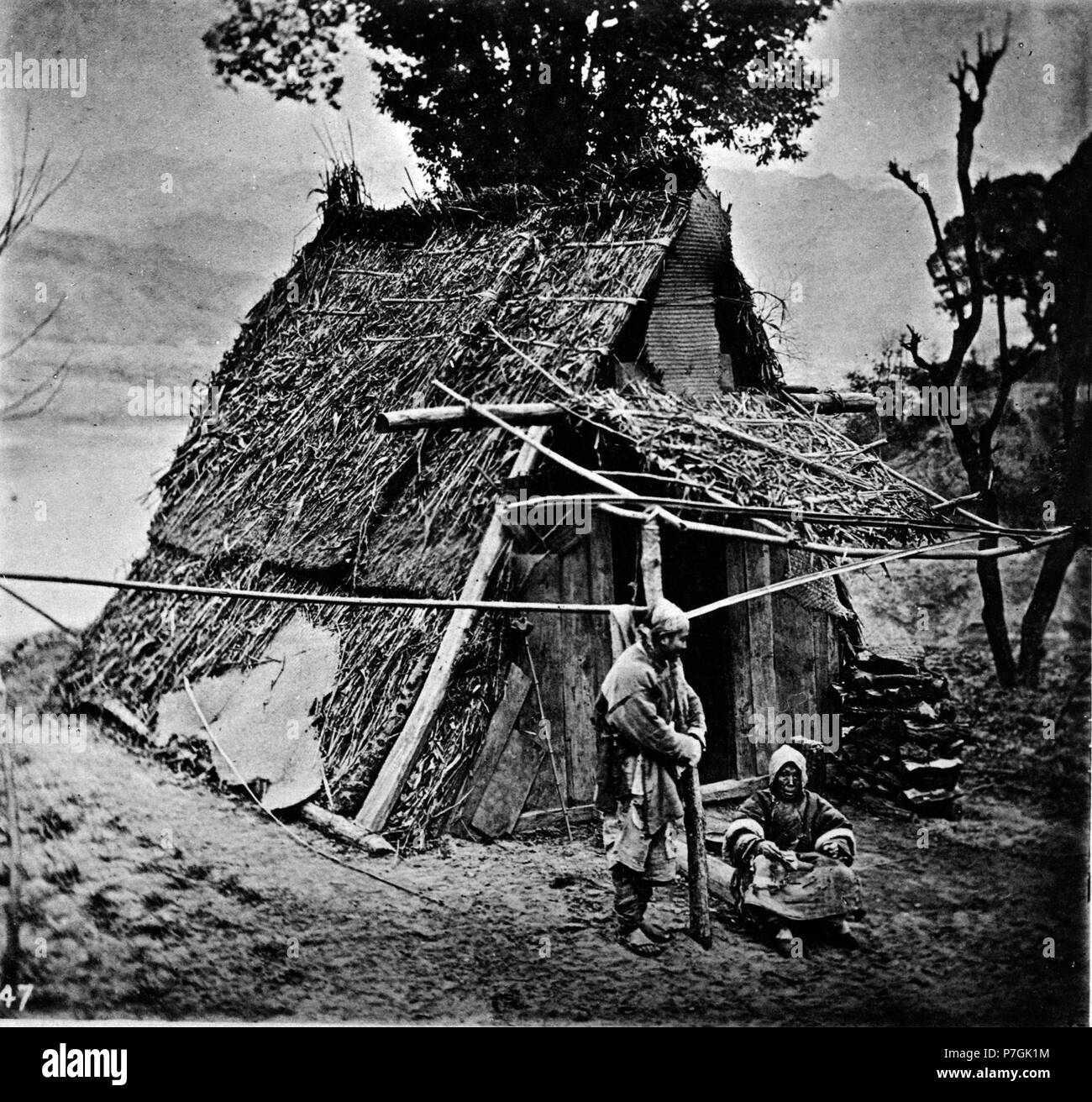 Anglais : photographie de John Thomson. Voir détail sur le lien ci-dessous. avant 1898 11 UN REFUGE DE MONTAGNE, PROVINCE DE HUPEH Banque D'Images