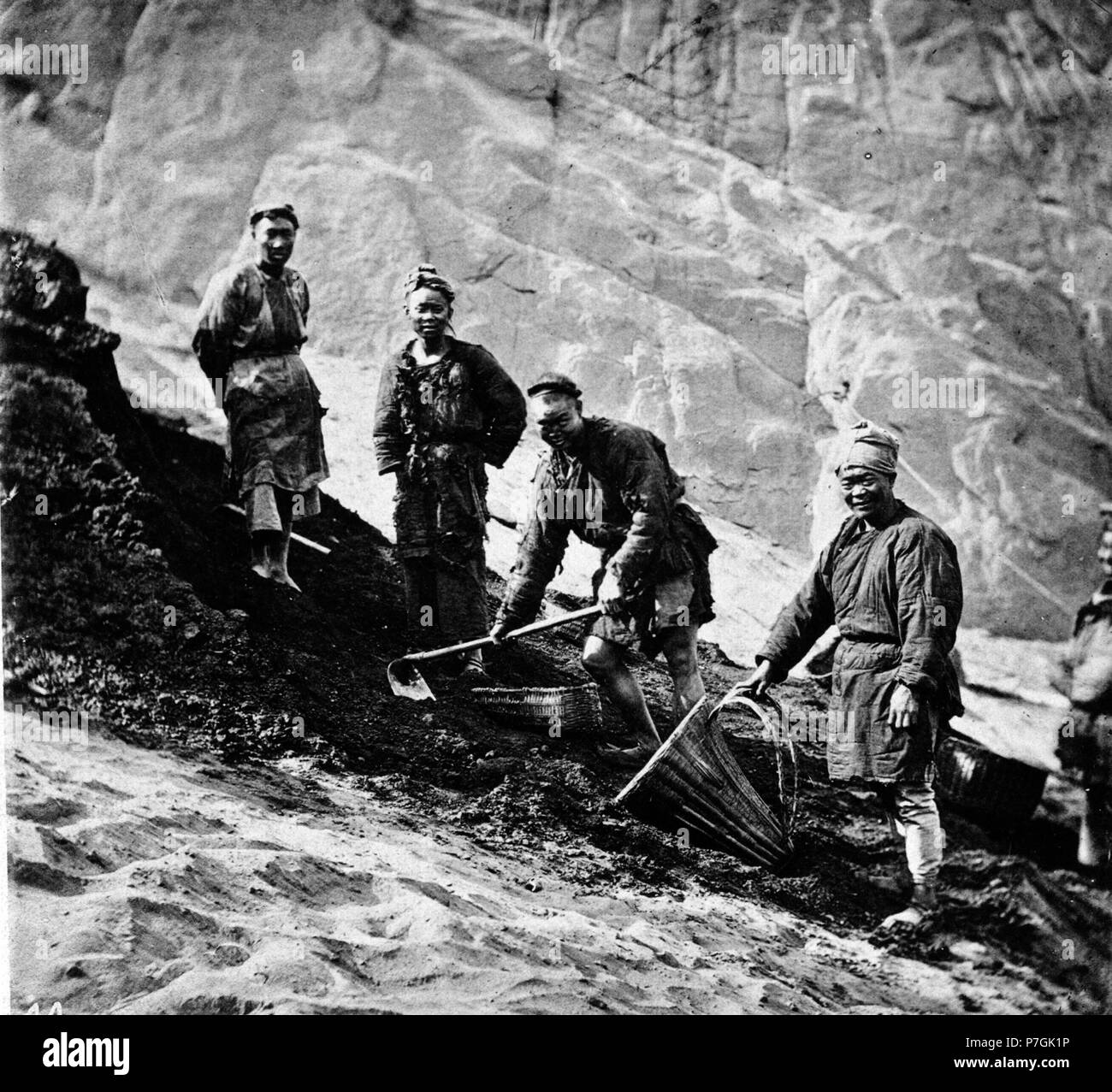 Anglais : photographie de John Thomson. Voir détail sur le lien ci-dessous. avant 1898 93 mineurs de charbon Banque D'Images