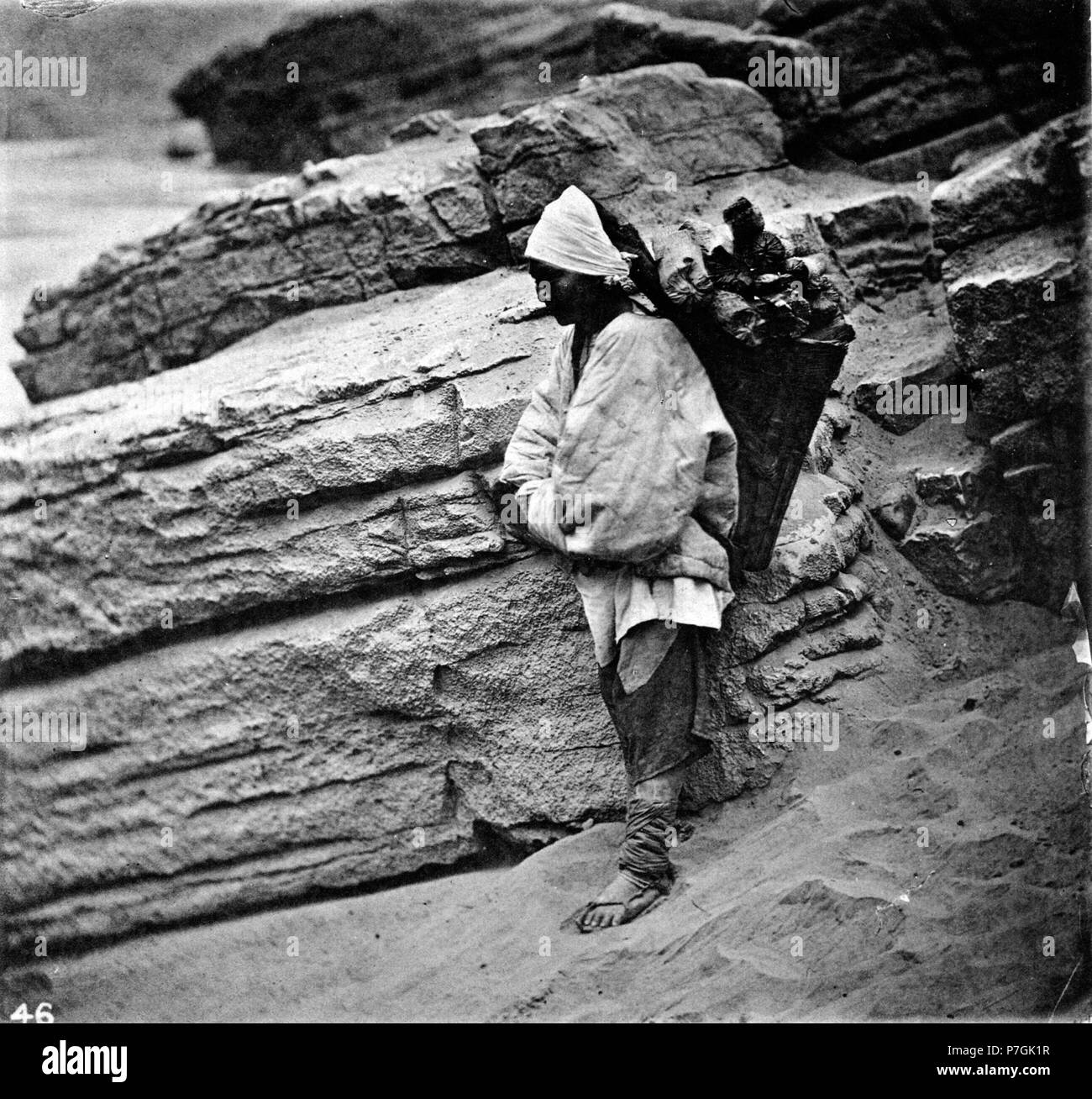 Anglais : photographie de John Thomson. Voir détail sur le lien ci-dessous. avant 1898 97 COOLIE ET CREEL, du Sichuan Banque D'Images