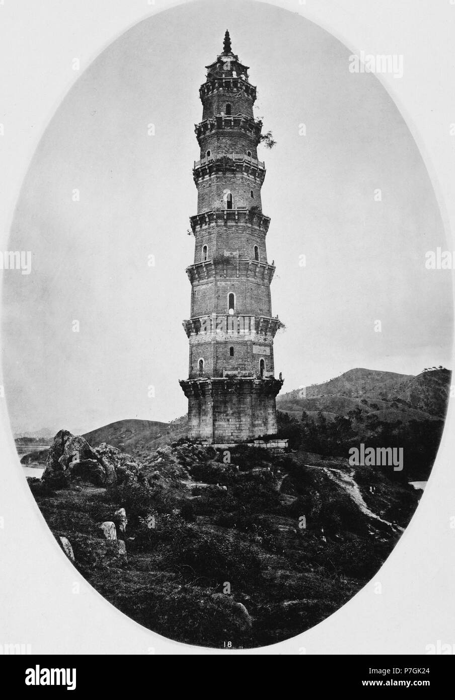 Anglais : photographie de John Thomson. Voir détail sur le lien ci-dessous. avant 1898 11 Une pagode DANS LE SUD DE LA CHINE Banque D'Images