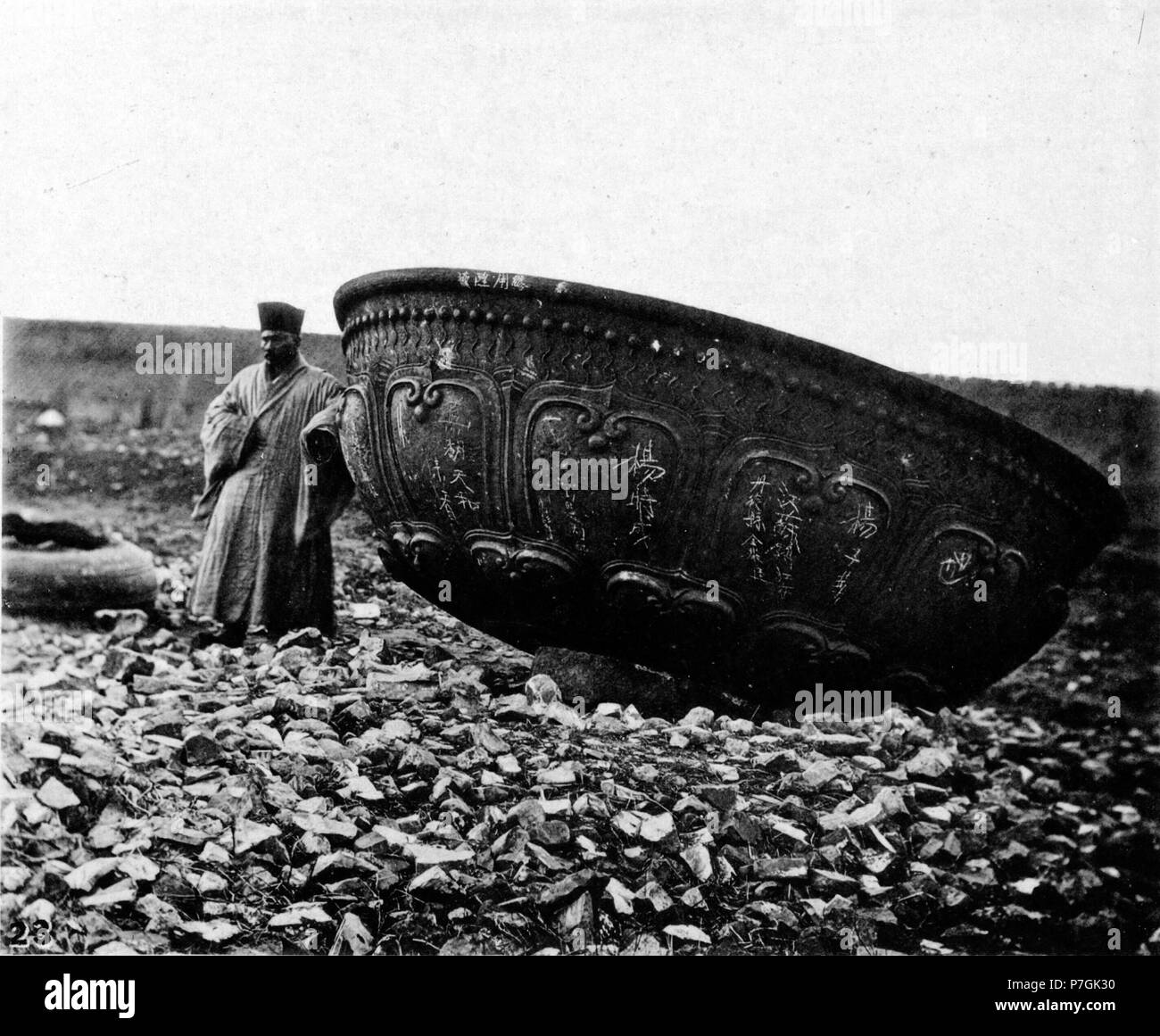 Anglais : photographie de John Thomson. Voir détail sur le lien ci-dessous. avant 1898 11 un bouddhiste avec un bol géant Banque D'Images