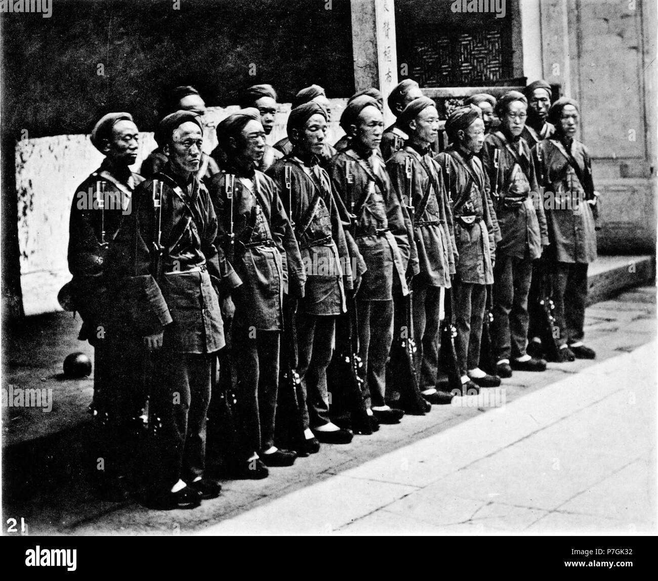 Anglais : photographie de John Thomson. Voir détail sur le lien ci-dessous. avant 1898 90 troupes chinoises Banque D'Images