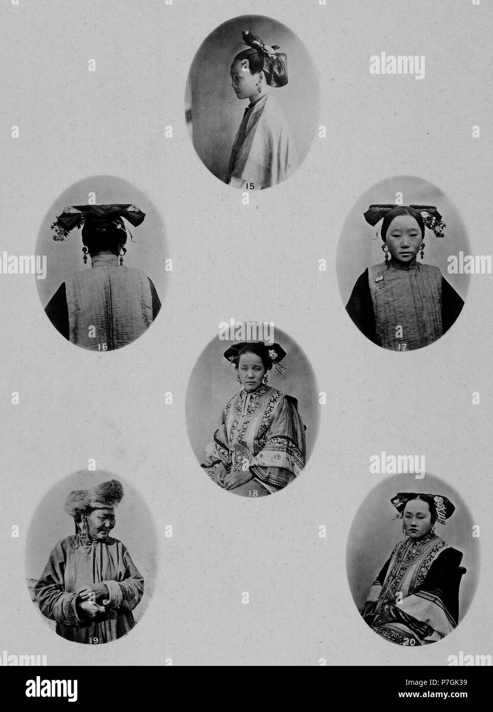 Anglais : John Thomson : en Chine, comme dans d'autres pays, nous trouvons dress obéissants aux quarts de travail de façon arbitraire. Encore loin d'être aussi servilement, comme c'est le cas entre nous. Les principaux changements connus pour les chinois peut être réduit à l'abandon du costume d'hiver, et la mise en place de la tenue d'été. Le style de robe portée lors de ces deux saisons est beaucoup, souvent tout ce qui est fait est de rendre le manteau d'une pièce chaude par foulard il avec du coton pour l'hiver, l'usure ou d'autre il est doublée, avec parfois des sables, parfois avec des sortes de fourrures. Dans ces derniers cas le fur Banque D'Images