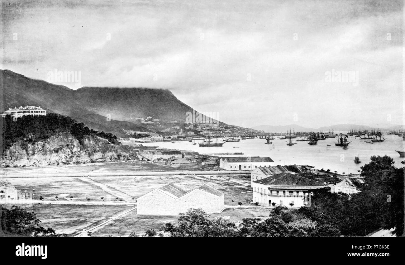 Anglais : John Thomson : HONG-KONG est l'un d'un groupe d'îles situé un peu au nord de l'embouchure de la rivière des perles ou de Canton. Il est à environ 16 km de long, par quatre et demi de largeur, et de la formation de roches ignées. D'est en ouest, sur toute sa longueur, il exécute une arête rocheuse centrale ou de la colonne vertébrale, principalement composé de granit, et divisé en une série de pics déchiquetés, dont la plus grande élévation est 1 900 pieds. Vue de loin, à Hong-Kong peut être facilement distinguée de l'îles qui l'entourent par le bold décrit, et d'altitude supérieure, de ses collines. Le contraste dans de nombreux cas b Banque D'Images