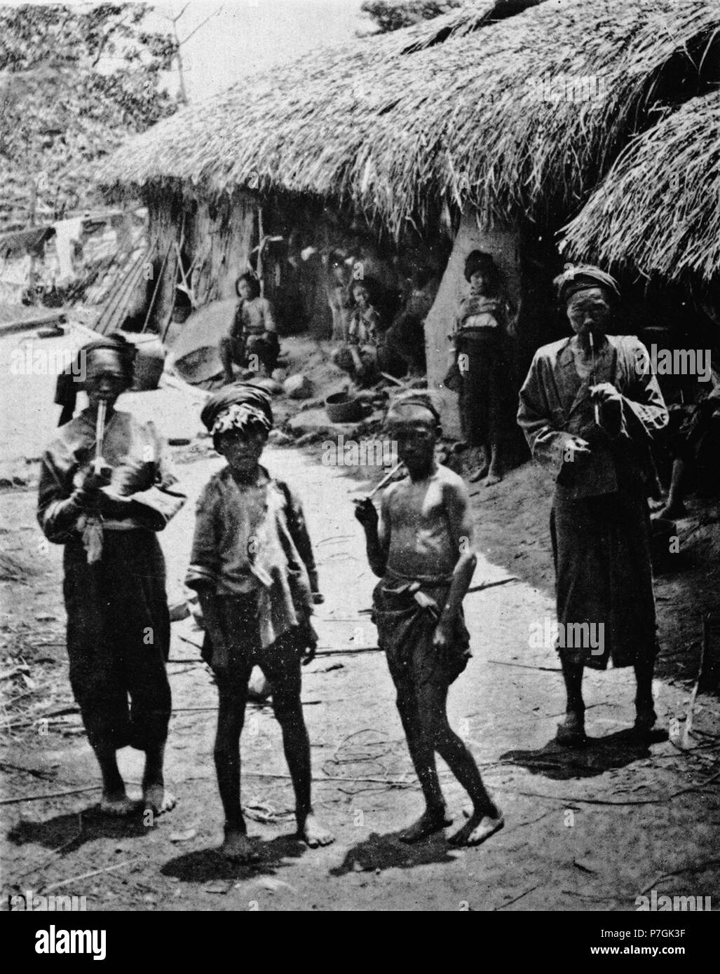 Anglais : photographie de John Thomson. Voir détail sur le lien ci-dessous. Avant 1898 301 la partie du village de Lalung Banque D'Images