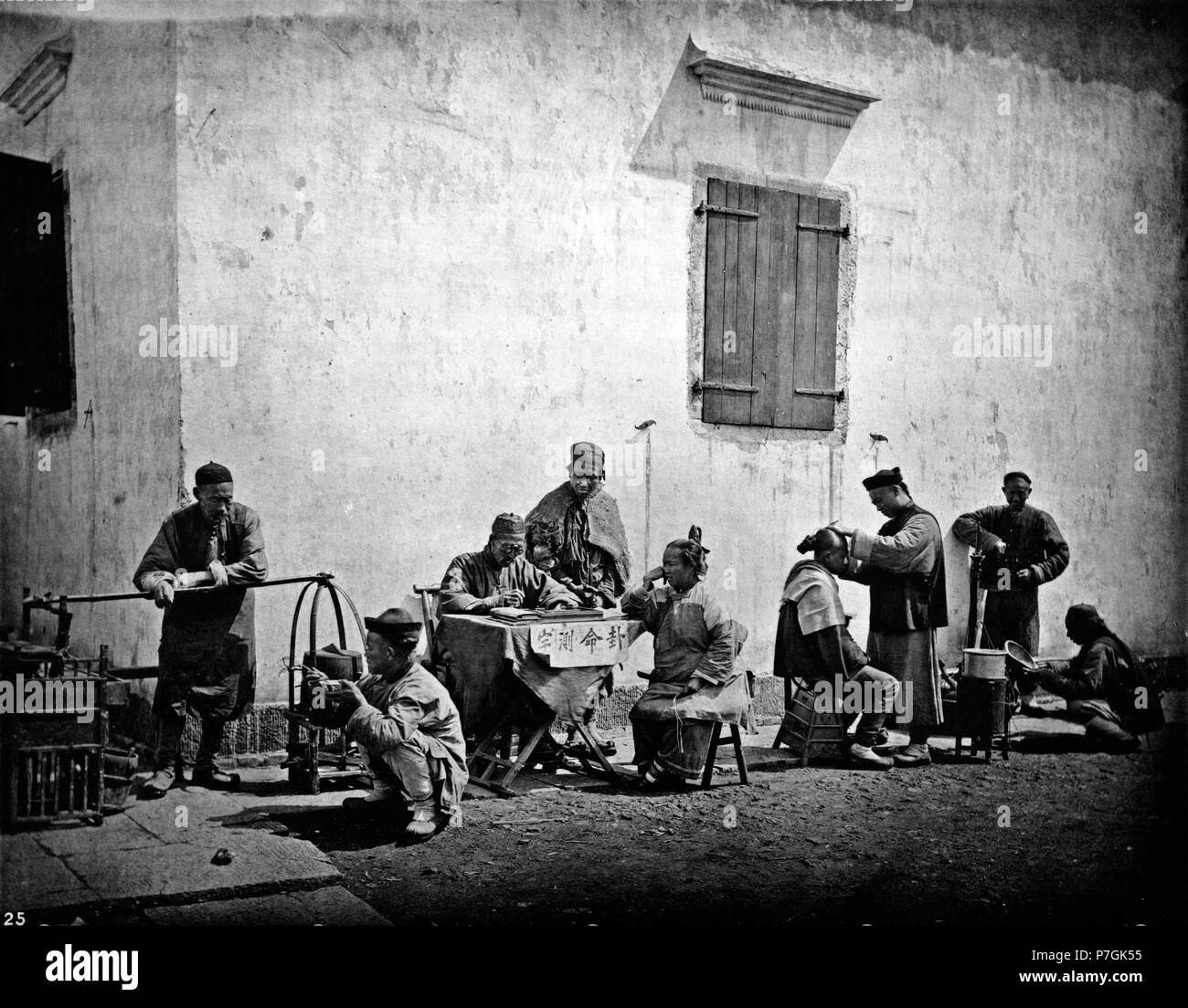 Anglais : photographie de John Thomson. Voir détail sur le lien ci-dessous. Avant 1898 357 groupes de RUE, KIU-Kiang Banque D'Images