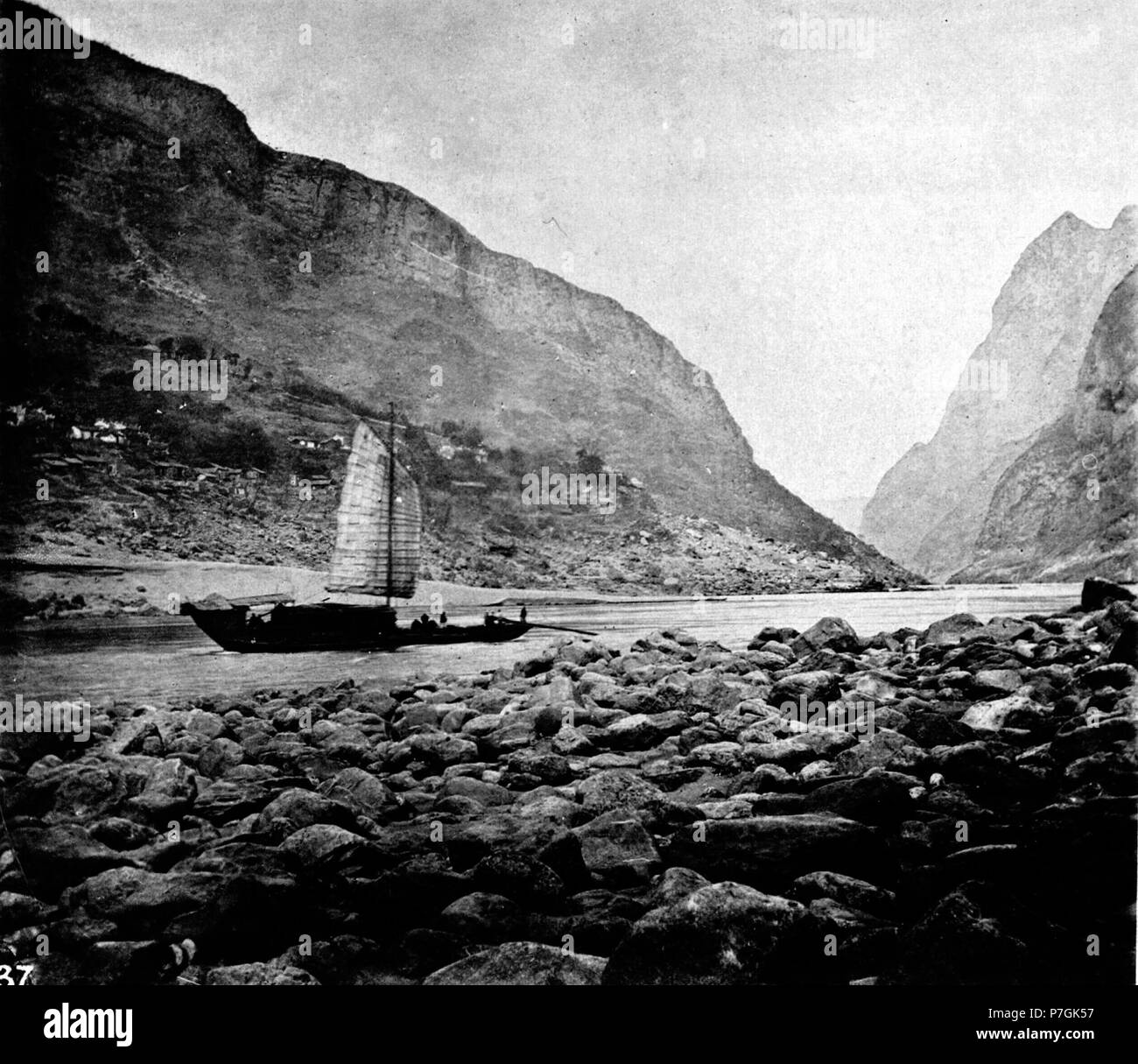 Anglais : photographie de John Thomson. Voir détail sur le lien ci-dessous. Avant 1898 360 1 BATEAU COMMERCIAL SZECHUAN Banque D'Images