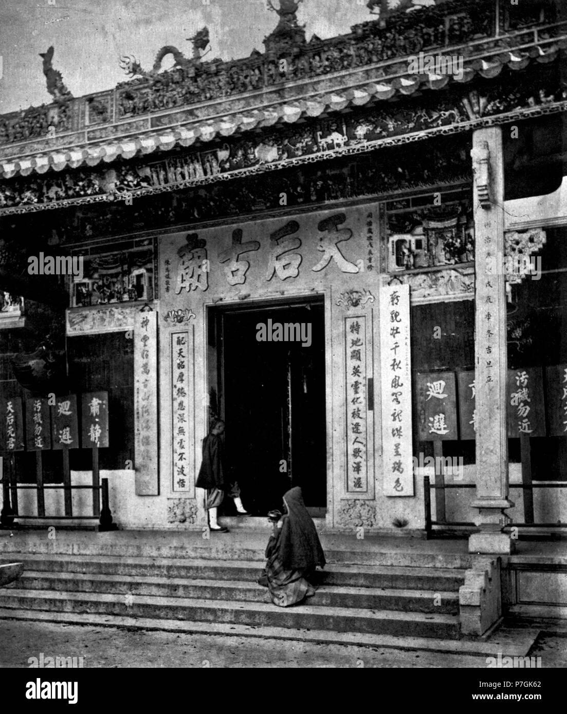 Anglais : John Thomson : C'est un petit temple sur la colline, à l'est de la ville de Victoria. Il est dédié à Kwan-yin, la déesse de la miséricorde, et est largement soutenue par les Chinois de Hong-kong. Comme la plupart des temples chinois, il a été érigé dans une position pittoresque, naturellement et est entouré de vieux arbres et les promenades ombreuses, commandant d'une vaste vue sur le port. Une foule de mendiants cesse infestent les grandes étapes de granit par lequel le temple est abordé, et terrorisent les charitablement disposé des bouddhistes, qui effectuent des visites au sanctuaire. Ces mendiants trade Banque D'Images