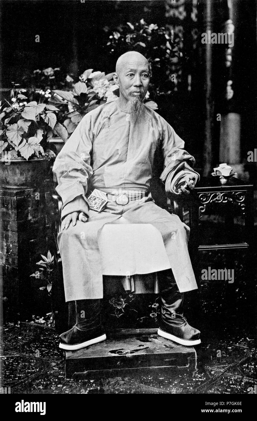 Anglais : John Thomson : le gouverneur-général (Jui-Lin) des provinces de Kwang-tung et Kwang-si, familièrement appelé le vice-roi de Canton, à partir de la localité où est située sa résidence, est l'un des plus hauts dignitaires de l'empire chinois, et en même temps est, peut-être, de tous les fonctionnaires chinois le plus largement connu par les Européens. Un Manchu de naissance, il est devenu à un âge précoce à l'emploi dans les fonctions publiques à la capitale ; et, ayant gagné la faveur de l'Empereur Tao Kwang, il s'est levé à l'employer, pour atteindre en profondeur la dignité de ministre du cabinet, alors qu'environ quarante-cinq ans de Banque D'Images