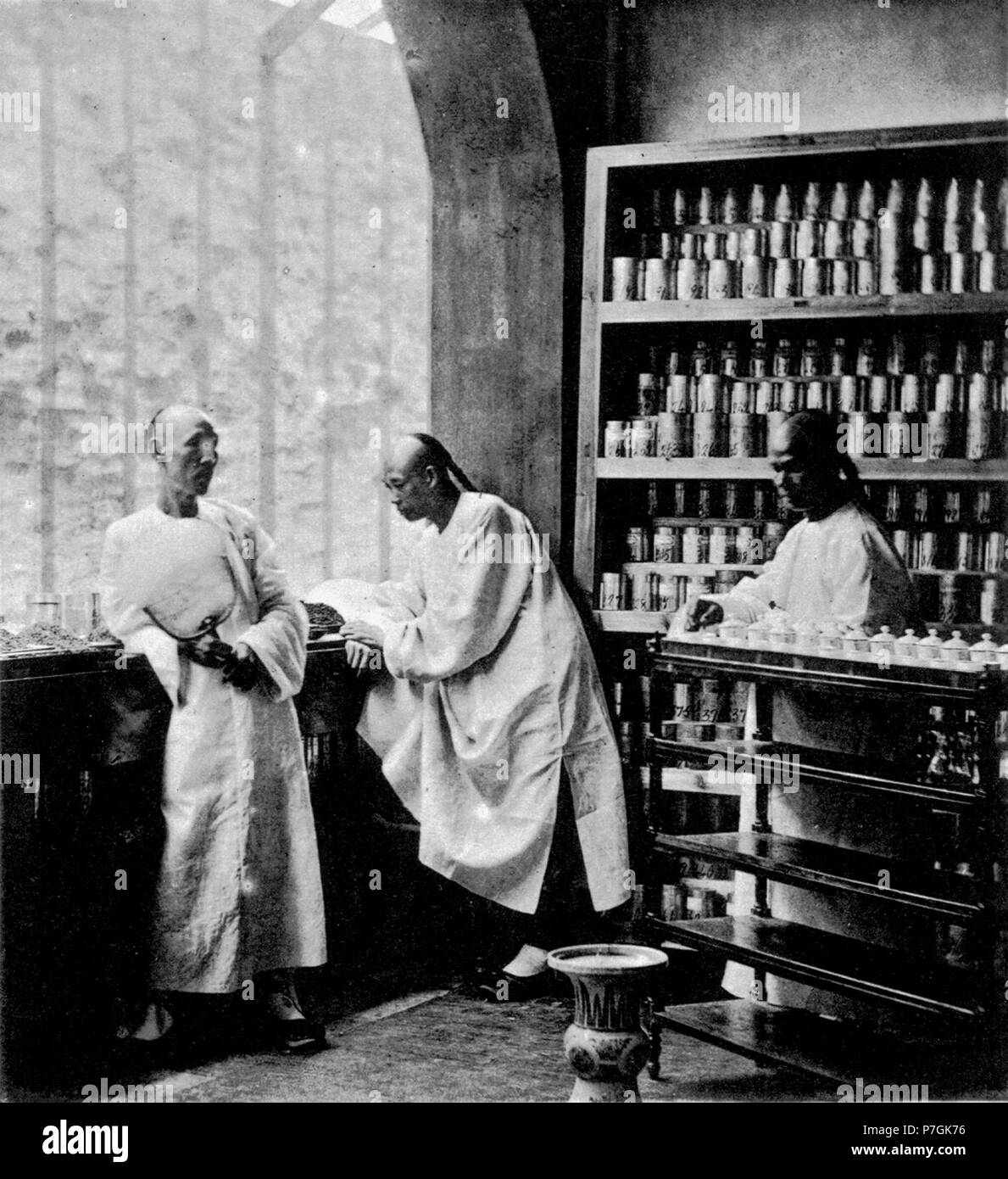 Anglais : John Thomson : Cette photographie représente deux marchands de thé chinois à l'étranger chambre du dégustateur, en attente d'une offre pour leurs échantillons. Chaque chambre étrangers à Canton qui n'importe quel commerce de thé a une chambre aménagée spécialement pour le logement de l'avant-goût. Les fenêtres de la salle ont un aspect du nord, et sont examinées, de sorte que d'admettre qu'un ciel stable-lumière, qui tombe directement sur le plateau à la sélection en dessous. Lors de ce conseil, les échantillons sont répartis dans des bacs en bois carrés, et c'est sous l'uniforme de lumière au-dessus décrit que les minutes de l'inspection de la couleur, la marque, et externes, appeara Banque D'Images