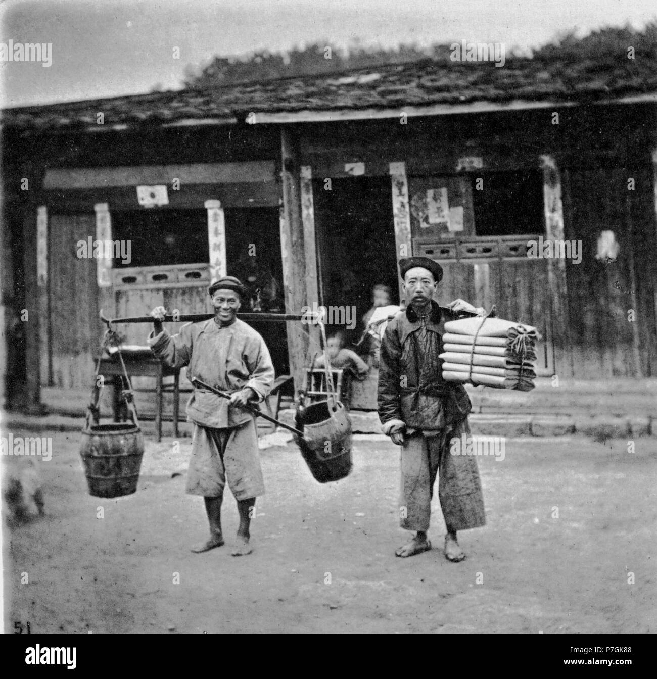 Anglais : photographie de John Thomson. Voir détail sur le lien ci-dessous. avant 1898 90 coolies chinois portent leurs fardeaux Banque D'Images