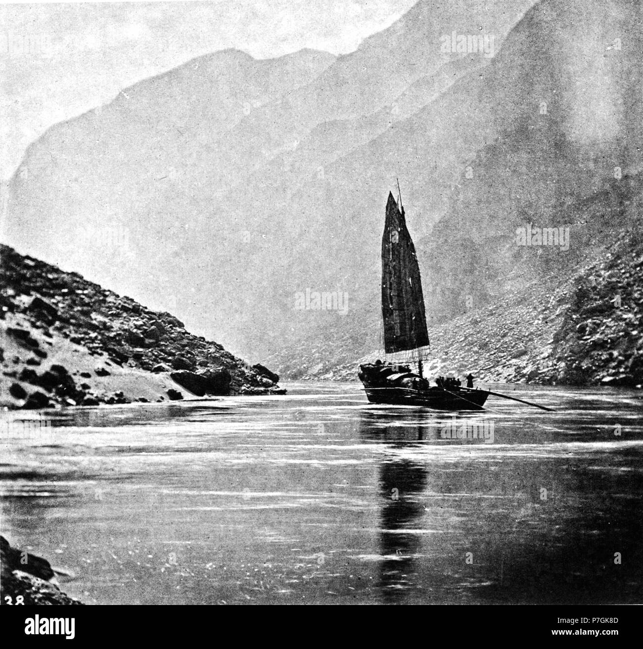 Anglais : photographie de John Thomson. Voir détail sur le lien ci-dessous. Avant 1898 360 2 BATEAU COMMERCIAL SZECHUAN Banque D'Images
