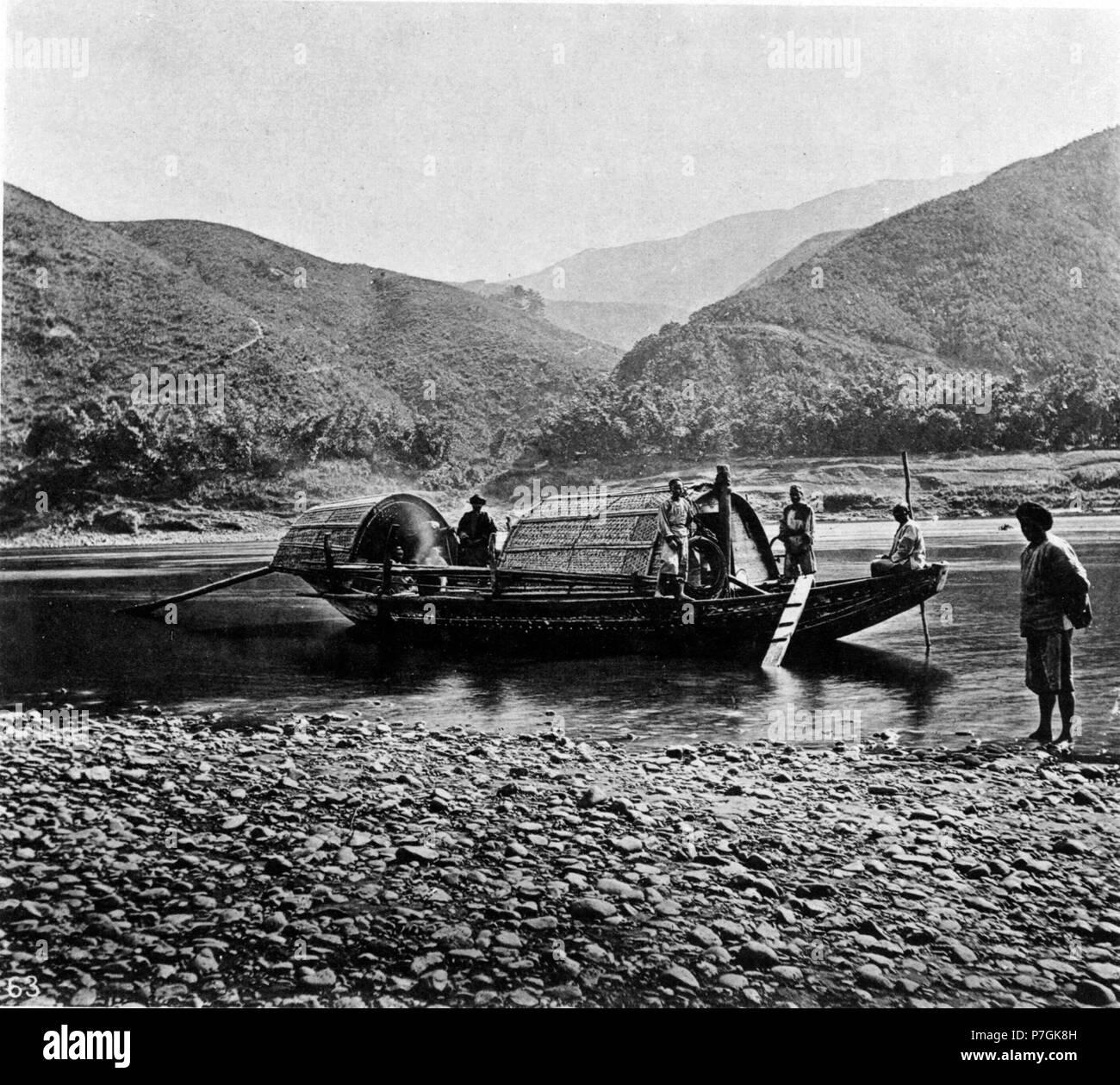 Anglais : photographie de John Thomson. Voir détail sur le lien ci-dessous. Avant 1898 349 PETIT BATEAU RAPIDE Banque D'Images