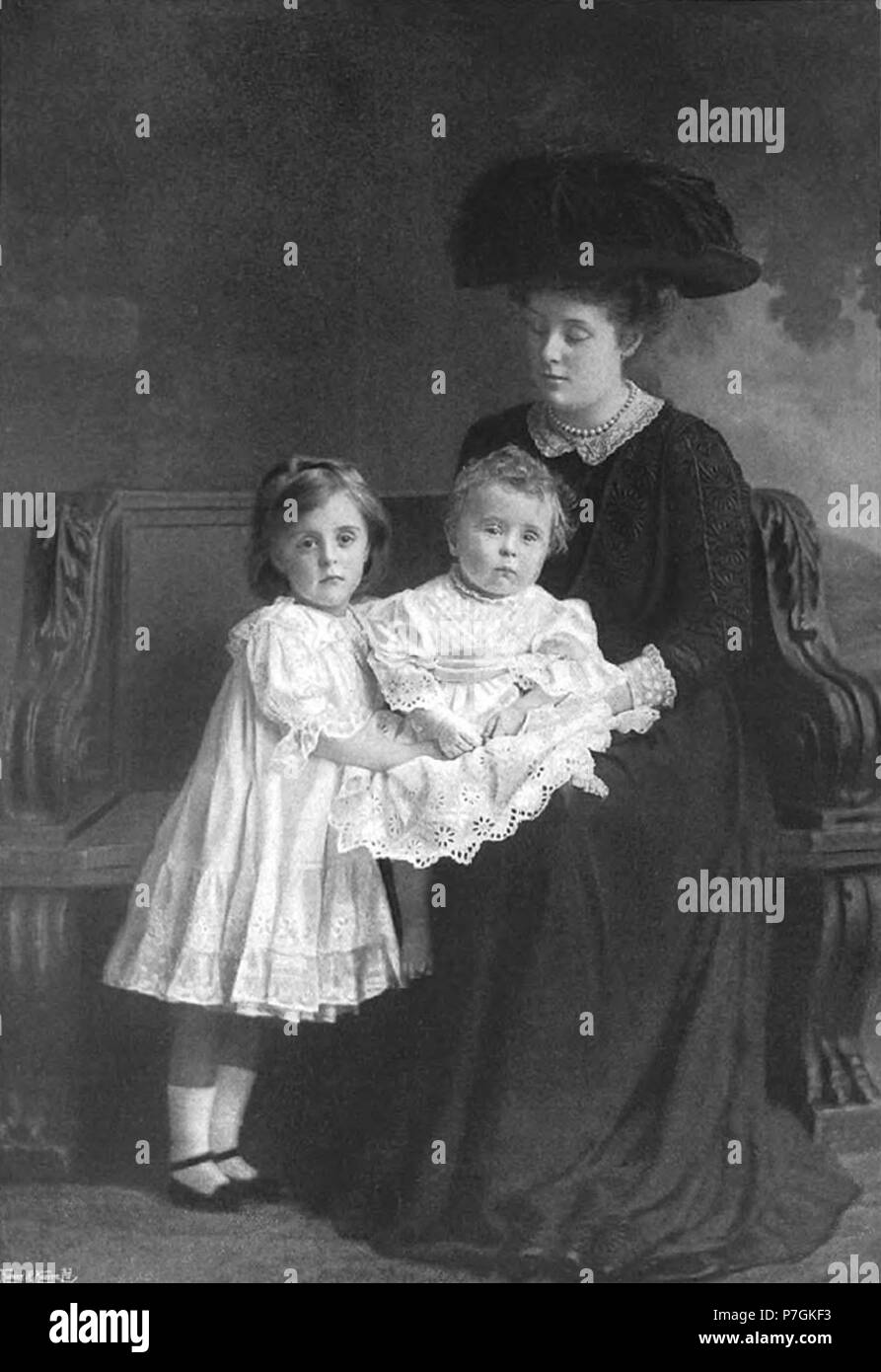 Anglais : Soutien Fitzalan-Howard, duchesse de Norfolk, avec ses enfants Rachel et Bernard . par 1909179 Gwendolen Fitzalan-Howard, duchesse de Norfolk avec enfants, f Gilder, CL n° 668 1909 Banque D'Images