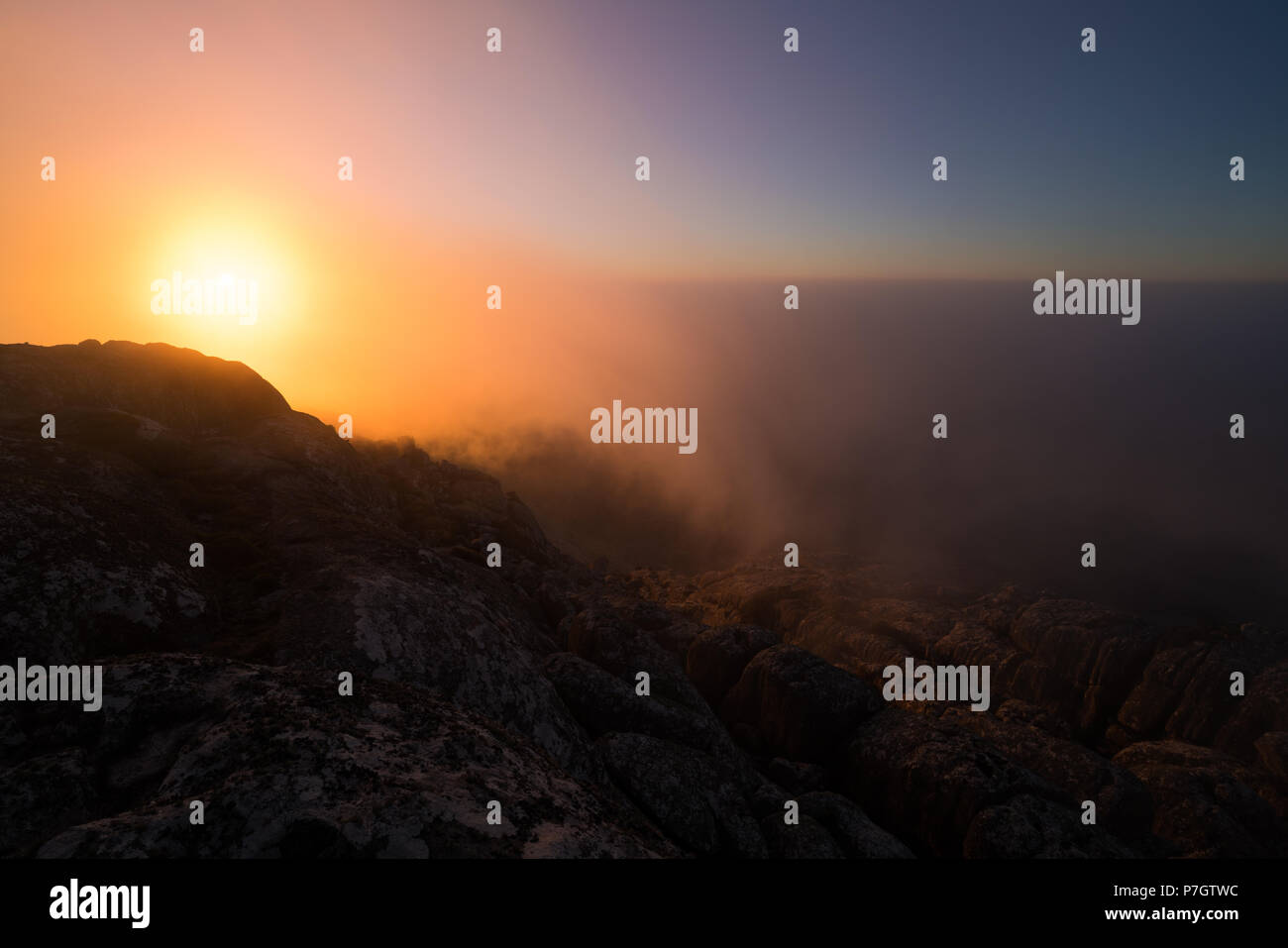 Coucher du soleil sur un sommet avec Sapitwa passant cloud. Banque D'Images