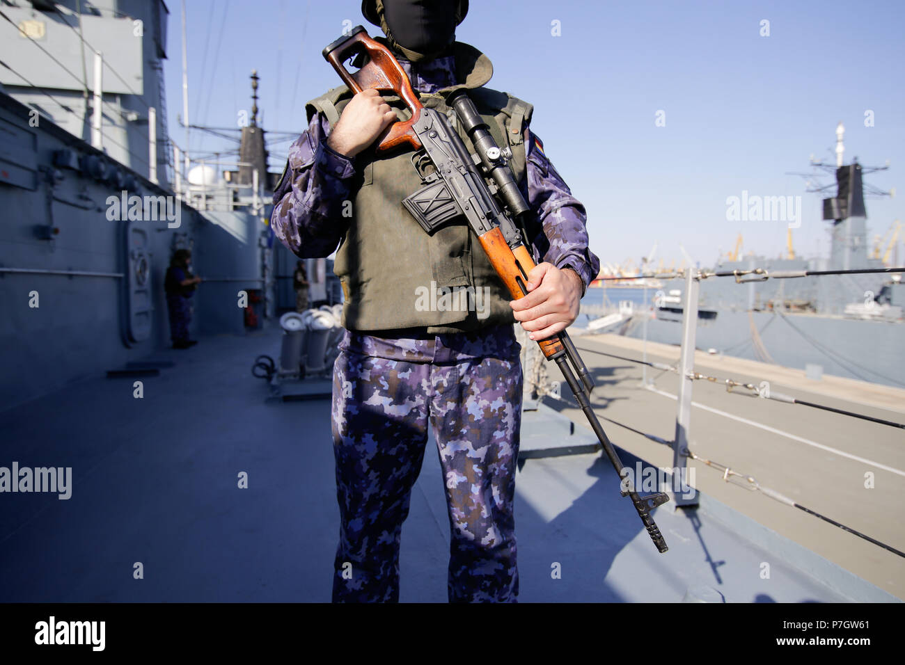 CONSTANTA, Roumanie - 20 juin 2018 : marin militaire roumaine sur le pont de 'Regele Ferdinand' frégate, armés de fusil de précision Dragunov, le 20 juin. Banque D'Images