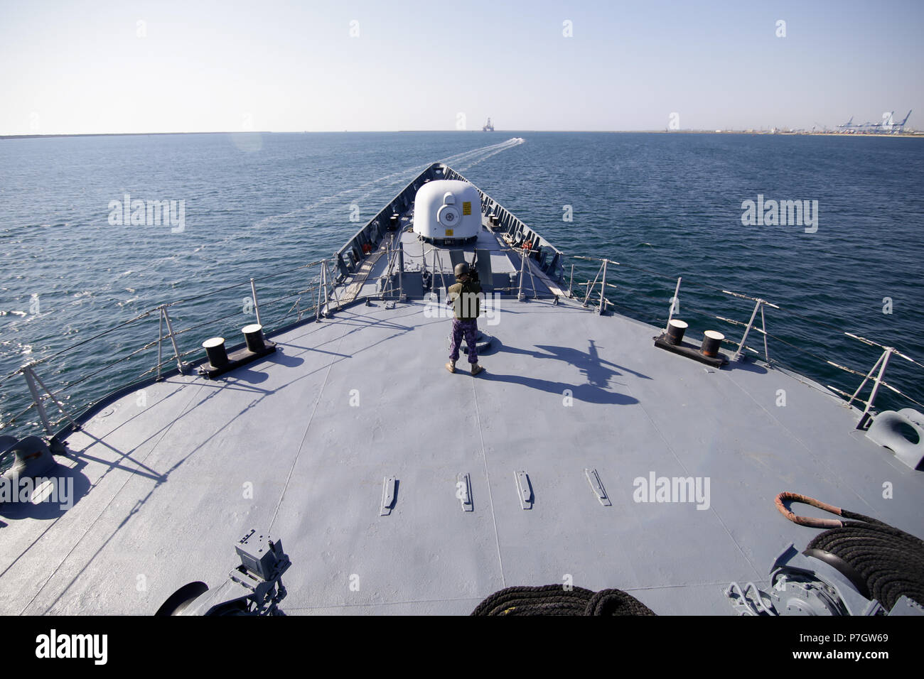 CONSTANTA, Roumanie - 20 juin 2018 : marin militaire roumaine sur le pont de la frégate 'Regele Ferdinand' mans une mitrailleuse de calibre 50, le 20 juin. Banque D'Images