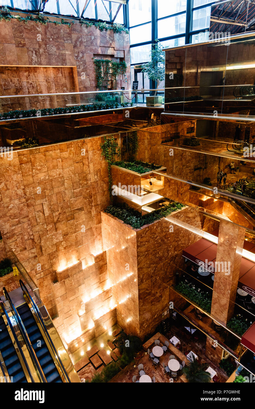 La ville de New York, USA - 20 juin 2018 : vue de l'intérieur de l'hall principal de Trump Tower dans le Midtown de Manhattan Banque D'Images