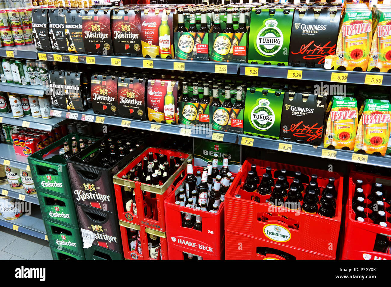 Allée de la bière dans un supermarché Banque D'Images