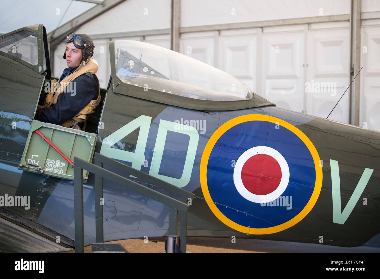 Un reenactor se trouve dans un Supermarine Spitfire Mk16-A sur show à Horse Guards Parade à Londres dans le cadre de la tournée d'aéronefs pour marquer les 100 ans de la Royal Air Force. Banque D'Images