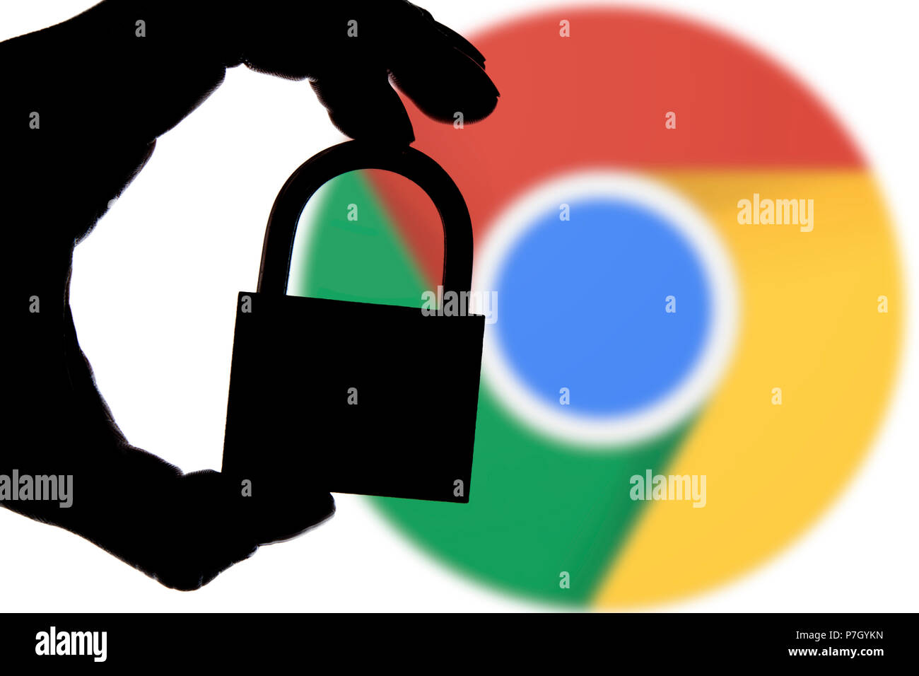 Londres, UK - 6 juillet 2018 : Google Chrome les questions de sécurité. Silhouette d'une main tenant un cadenas en face de l'logo google chrome Banque D'Images