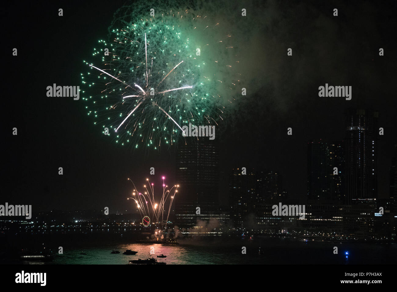 D'artifice sur le fleuve Hudson, le 4 juillet 2018, à Jersey City, New Jersey dans l'arrière-plan. Banque D'Images