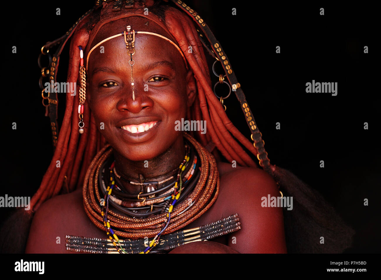 Portrait d'une femme Himba mariés, smiling, District de Kunene Kaokoveld, Namibie, Banque D'Images