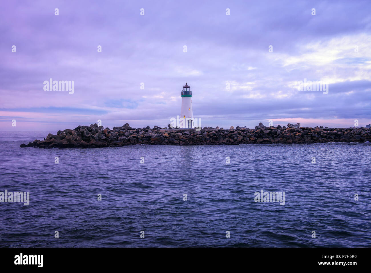 Lever du soleil au-dessus de Santa Cruz Breakwater Lighthouse, également connu sous le nom de phare Walton situé au port de Santa Cruz dans la baie de Monterey, Californie. Banque D'Images