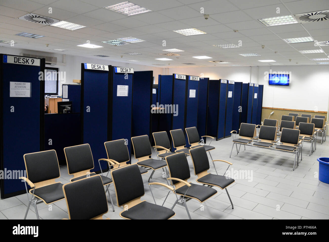 La nouvelle ligne de chaises de salle d'attente de l'immatriculation du  véhicule sur le bureau d'Air Kapaun, Allemagne, le 27 juin 2018. En plus de  la réorganisation de la mise en page,