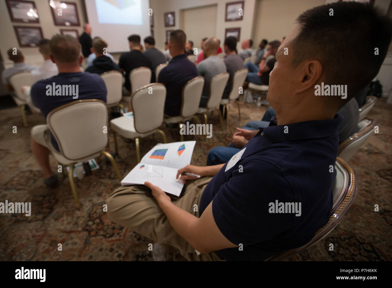 Le lieutenant de la Marine américaine Peter Lee, avec 8 bataillon logistique de combat, 2e bataillon de transport, 2e Groupe Logistique Maritime, prend des notes au cours d'une formation appliquée en techniques d'intervention face au suicide (ASIST) Atelier sur le Marine Corps Air Station New River, N.C., le 26 juin 2018. L'atelier ASIST formés des Marines et marins en premiers soins en santé mentale pour leur donner les outils et les compétences nécessaires pour la prévention du suicide. (U.S. Marine Corps Lance photo Cpl. Scott Jenkins) Banque D'Images