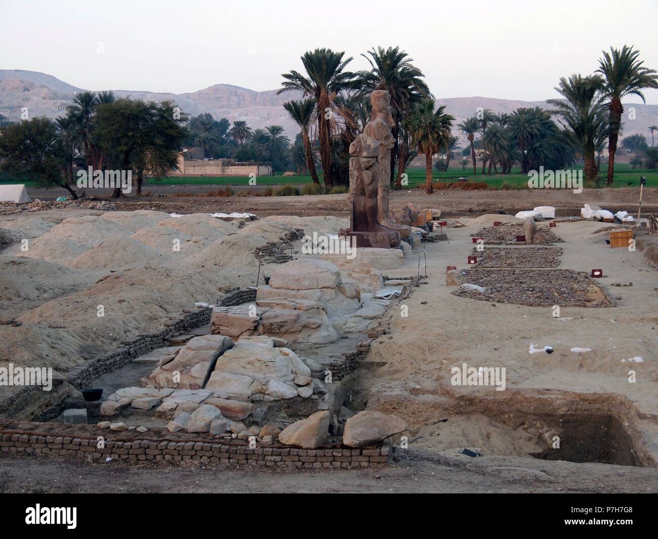 Los colosos de Memnón. Un paraje magnifico dos estatuas de piedra que représentent al mãtico Amenhoteph faraón Amenofis III o III, ubicadas en occidental la Ribera del río Nilo, frente Luxor y al sur de las famosas la necrópolis. Tebanas Banque D'Images