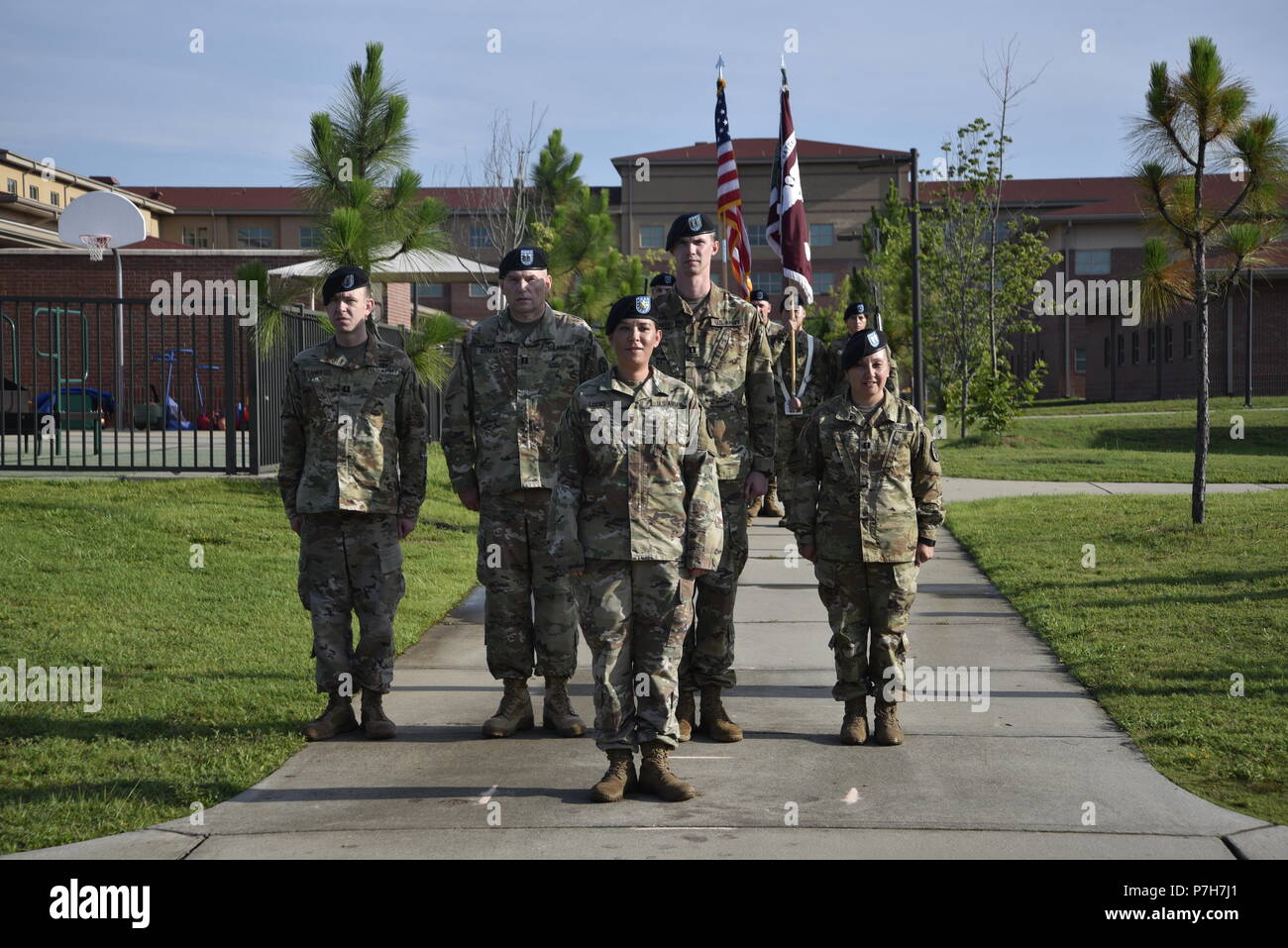 Le Guerrier a organisé un bataillon de Transition cérémonie de passation de commandement pour le lieutenant-colonel Steven G. Robins, nouveau commandant, et le lieutenant-colonel Phillip B. Brown Jr., commandant sortant, le jeudi 28 juin à la Cpl. Rudolfo Hernandez Warrior Bataillon de transition complexe sur Fort Bragg. Banque D'Images