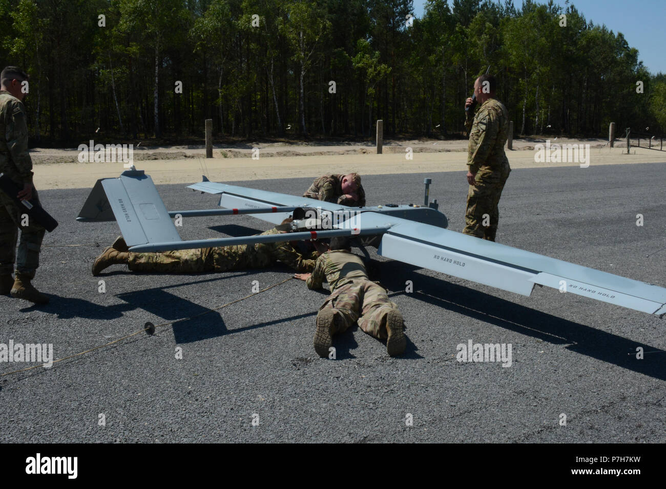 Soldats affectés au peloton de cavaliers de Delta Entreprise, 91e bataillon du génie de la Brigade, 1st Armored Brigade Combat Team, 1re Division de cavalerie inspecter un RQ-7B Ombre unmanned aircraft system après un vol à l'atterrissage en vol cavaliers Zagan, Pologne, 29 juin 2018. Le peloton a effectué le premier vol tactique SAMU en Pologne. Ils sont actuellement déployés en appui à résoudre en Europe de l'Atlantique. (U.S. La Garde nationale de l'Armée Photo par le Sgt. 1re classe Craig Norton, 382e Détachement des affaires publiques, 1er, 1er CD ABCT/libérés) Banque D'Images