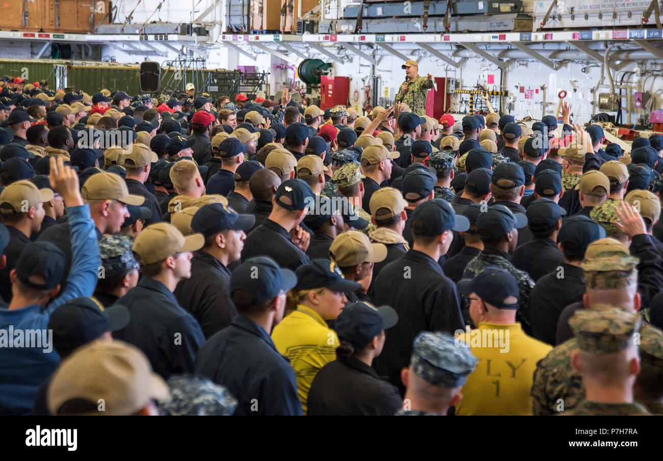 180629-N-E560-067 SAN DIEGO (29 juin 2018) Le capitaine Larry McCullen, commandant de l'assaut amphibie USS Bonhomme Richard (DG 6), parle aux marins et soldats pendant un appel mains dans le hangar du navire. Bonhomme Richard est en ce moment à son port d'attache de San Diego, Californie, la préparation pour un prochain déploiement prévu. (U.S. Photo par marine Spécialiste de la communication de masse 2e classe Jeanette Mullinax) Banque D'Images