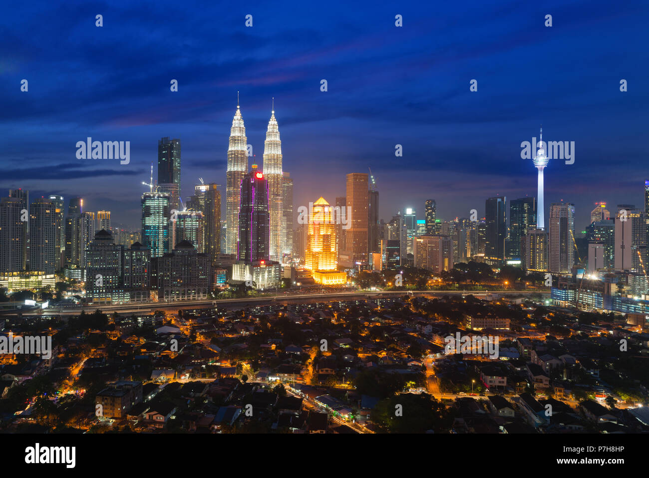 La ville de Kuala Lumpur. Vue panoramique sur les toits de la ville de Kuala Lumpur au lever du soleil, la vue des gratte-ciel le bâtiment n de la Malaisie. Banque D'Images