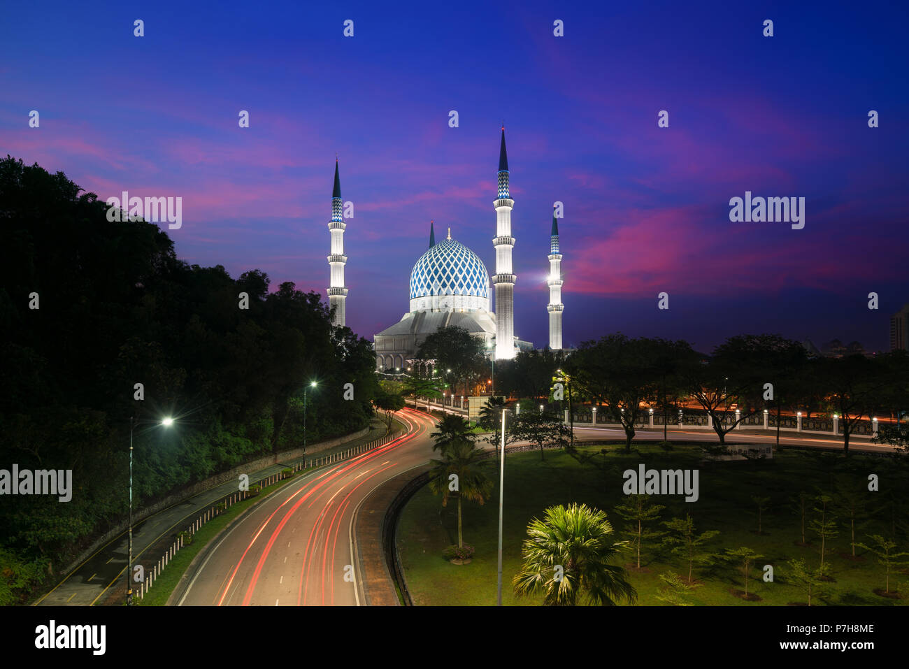 Salahuddin Abdul Aziz Shah Mosquée (aussi connu comme la Mosquée Bleue, la Malaisie) au lever du soleil, situé à Shah Alam, Selangor, Malaisie. Banque D'Images