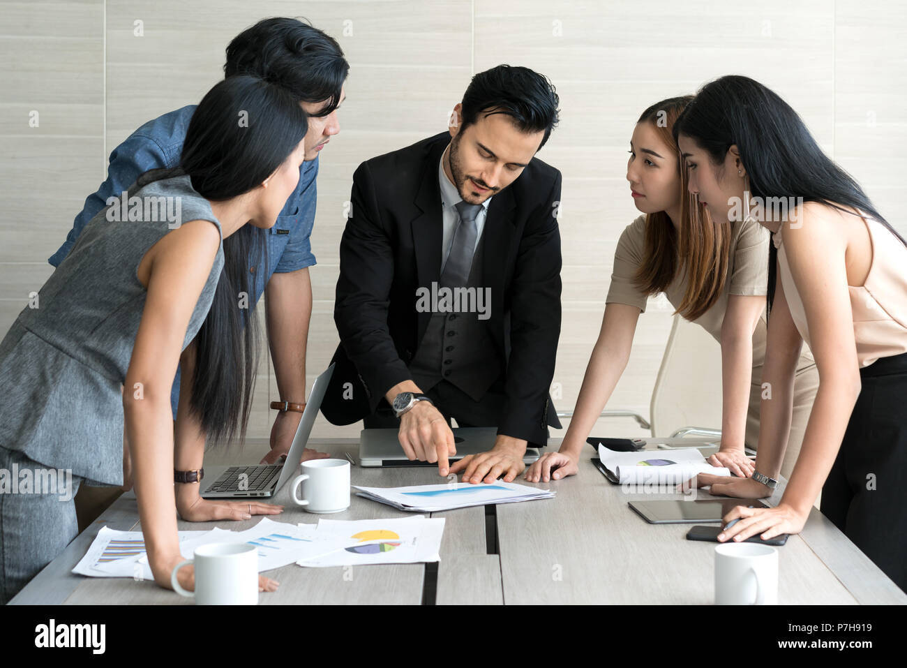 Smart manager expliquant réunion interne à son équipe de projet dans un bureau moderne. Le groupe ethnique de personne d'affaires en litige. Projet et Business c Banque D'Images