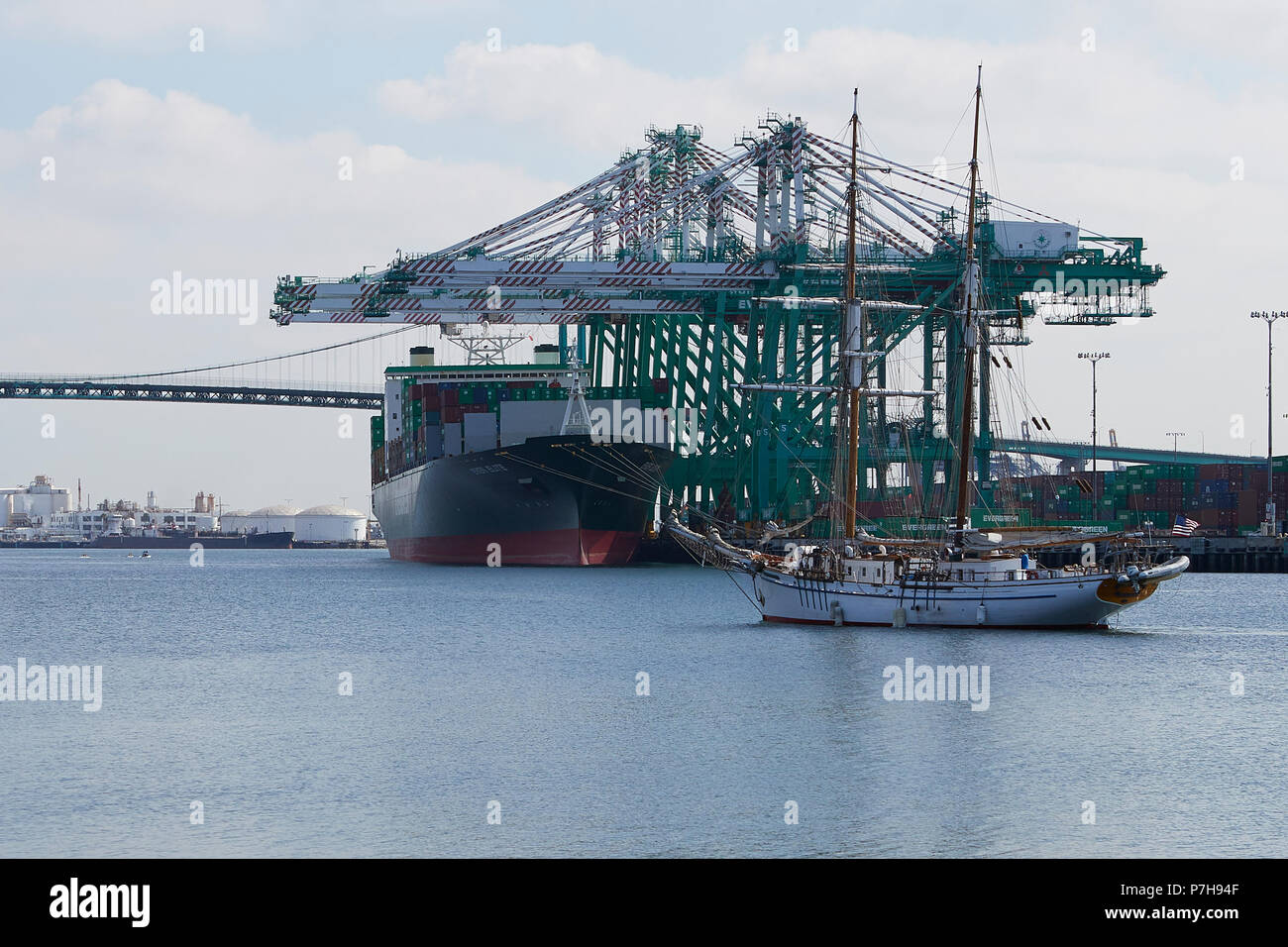 Place historique Rig Sailing Ship passe devant l'Evergreen Container Ship, jamais l'élite, n'est placé sur le EVERPORT, Port de Los Angeles, Californie. Banque D'Images