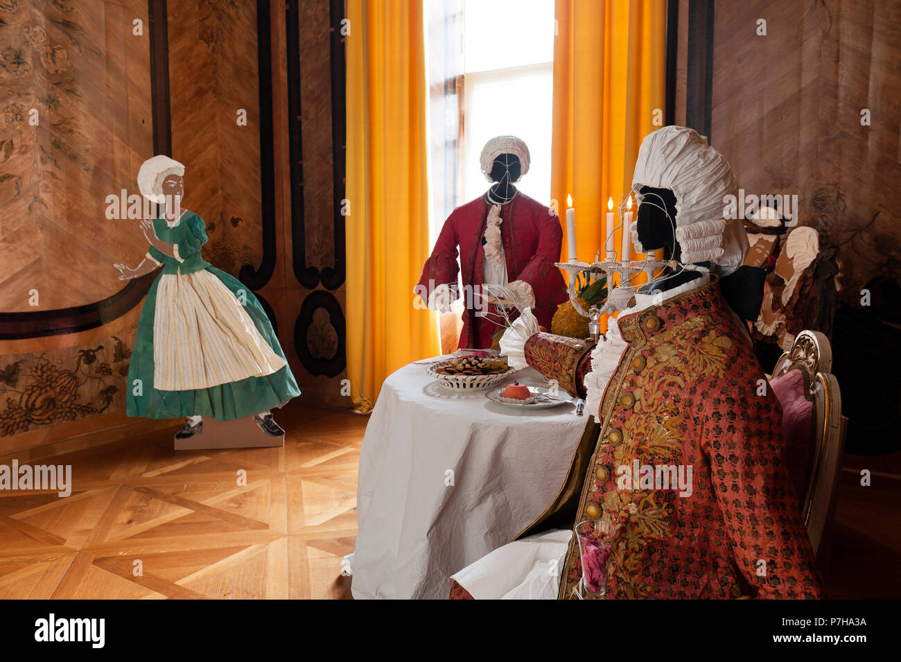 Les mannequins portant des vêtements de style 18ème siècle papier dans Neues Palais Banque D'Images