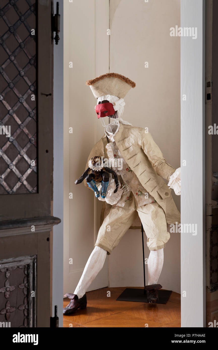 Mannequin portant des vêtements de style 18ème siècle papier avec masque  Photo Stock - Alamy