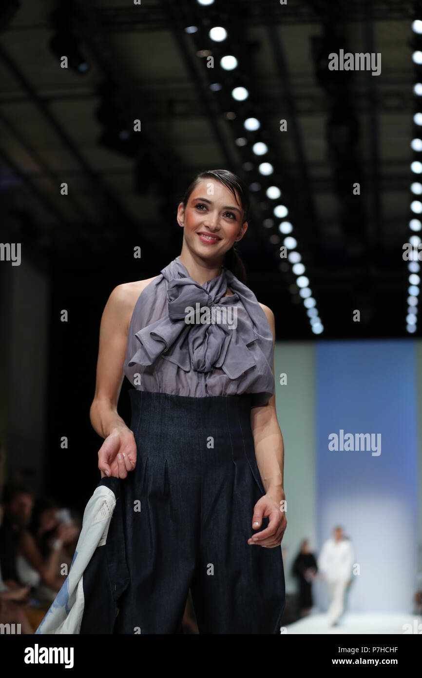 Berlin, Allemagne. 05 juillet, 2018. Berlin : La photo montre modèles sur la mode avec la collection printemps/été 2019 de la designer Julia Velazquez Crédit : Simone Kuhlmey/Pacific Press/Alamy Live News Banque D'Images