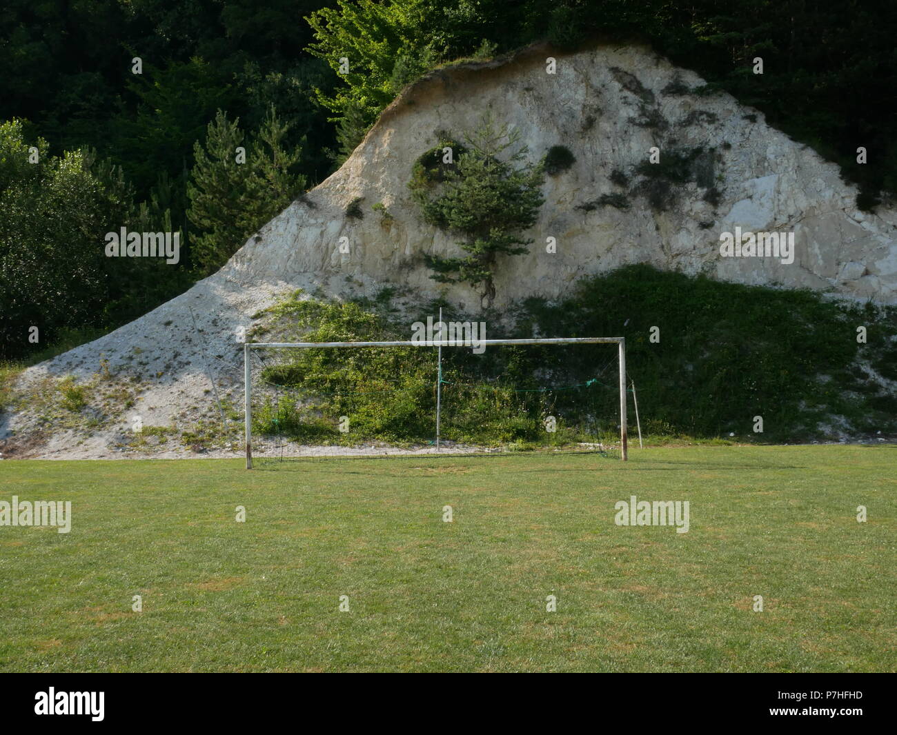 Poteaux de but à un terrain rural à Trépail, Champagne, France. Banque D'Images