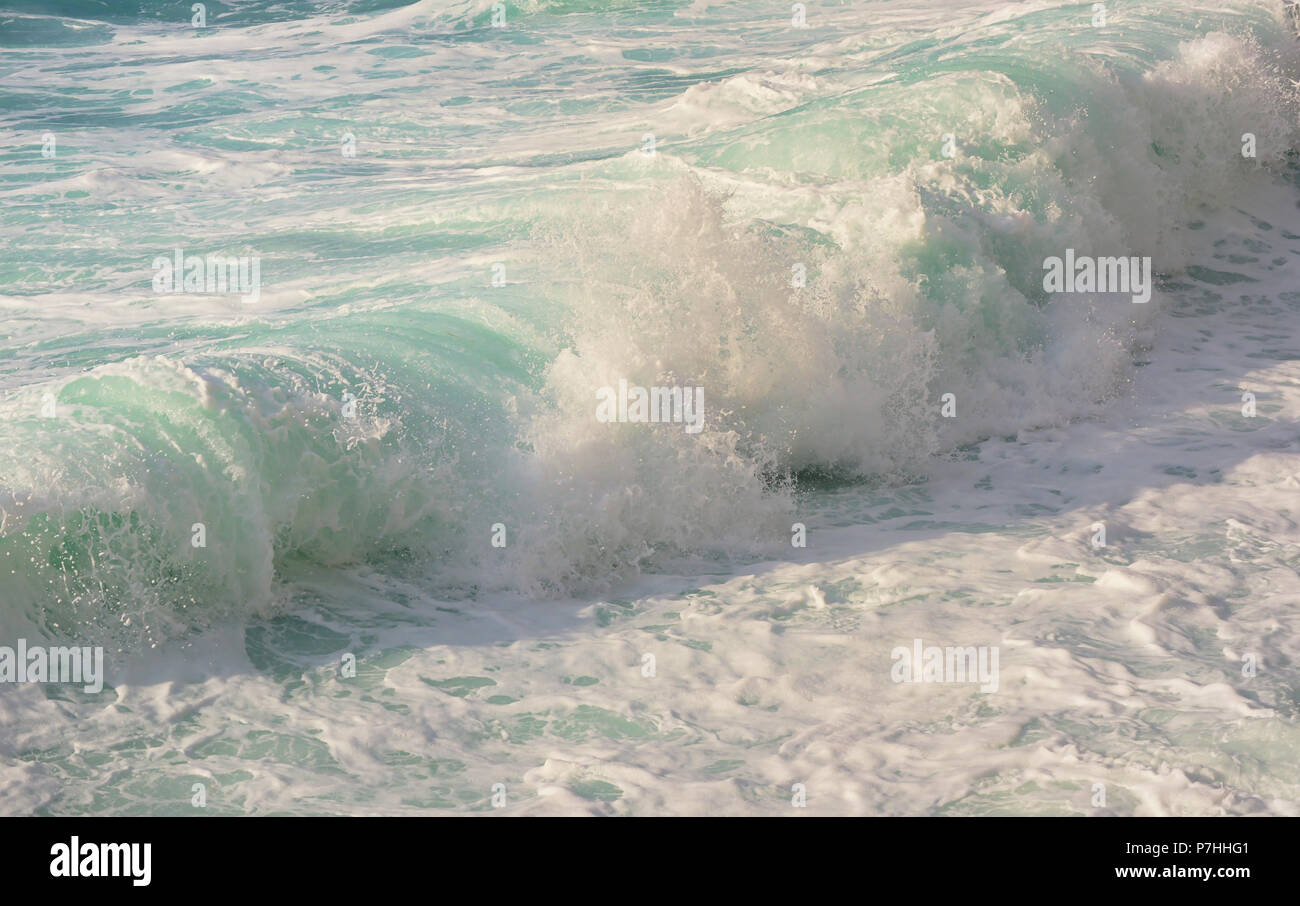 Les vagues dans la plage de Kalamitsi, Lefkada, Grèce Banque D'Images