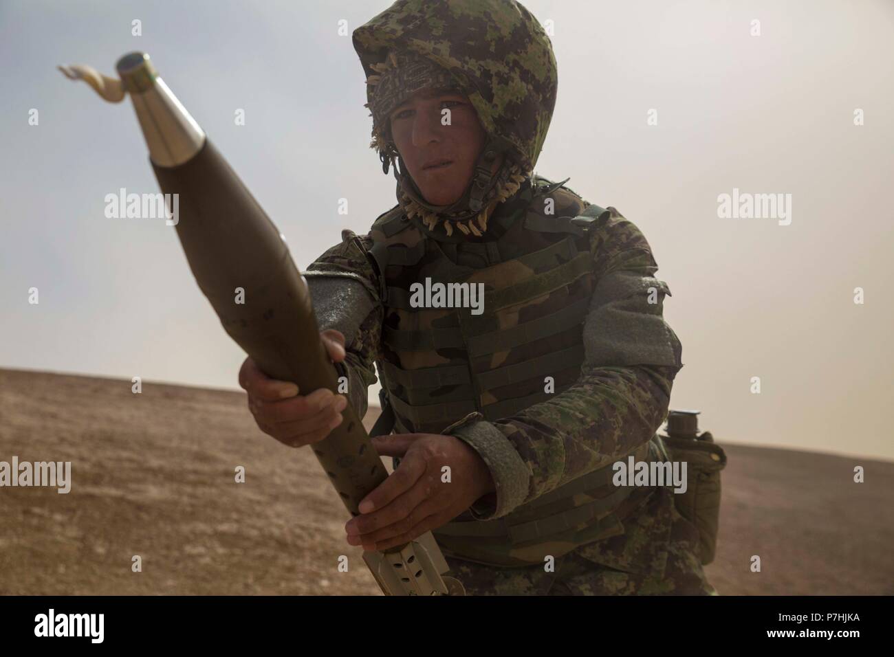 La province d'Helmand, en Afghanistan (20 juin 2018) - Un soldat avec 2e Kandak, 2e Brigade de l'Armée nationale afghane (ANA) 215e Corps canadien prépare une chaleur-FS 73 mm ronde d'être abattu lors d'un live-fire SPG-9 gamme supervisé par les instructeurs de l'ANA au Camp Shorabak. ANA les soldats ont tiré à balles réelles pour se familiariser avec le système d'armes nucléaires tout en construisant leur confiance et l'amélioration de la compétence globale des unités pour les opérations à venir dans le champ de bataille. (U.S. Marine Corps photo par le Sgt. Luc Hoogendam) Banque D'Images