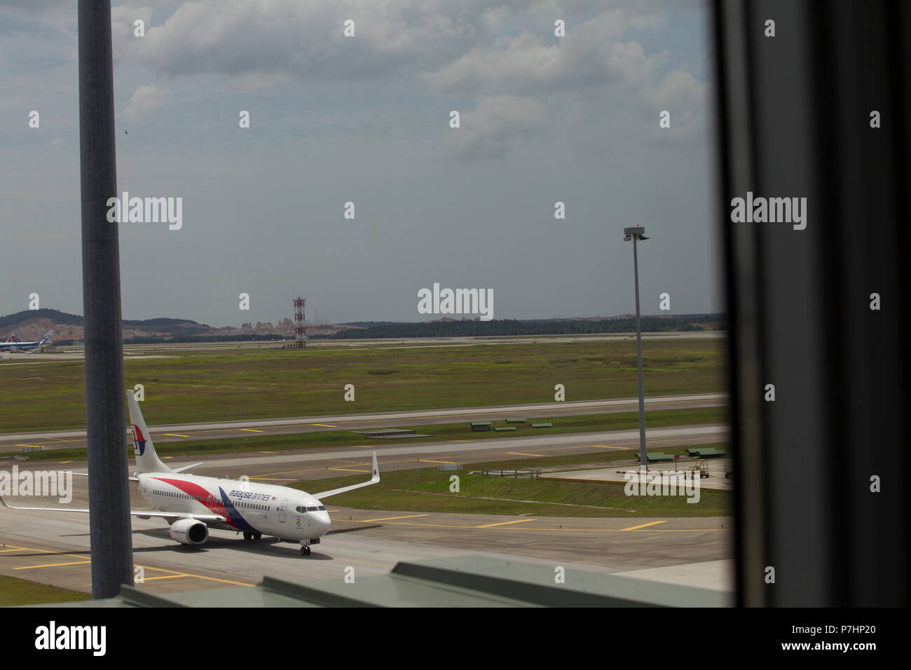 La Malaysian Airlines Boeing 737 taxis pour le terminal après l'atterrissage à l'Aéroport International de Kuala Lumpur en Malaisie. Banque D'Images