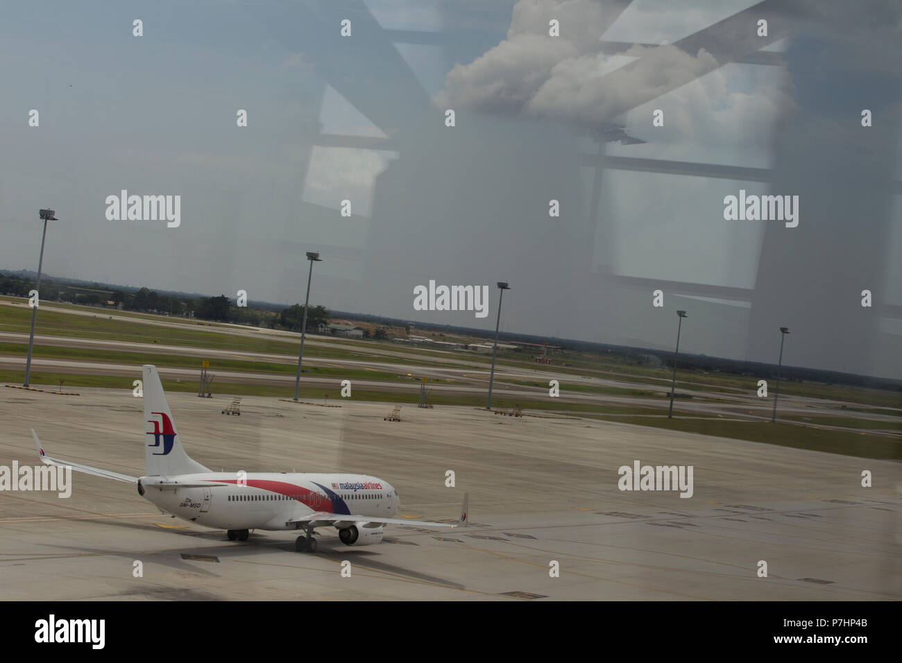 La Malaysian Airlines Boeing 737 taxis pour le terminal après l'atterrissage à l'Aéroport International de Kuala Lumpur en Malaisie. Banque D'Images