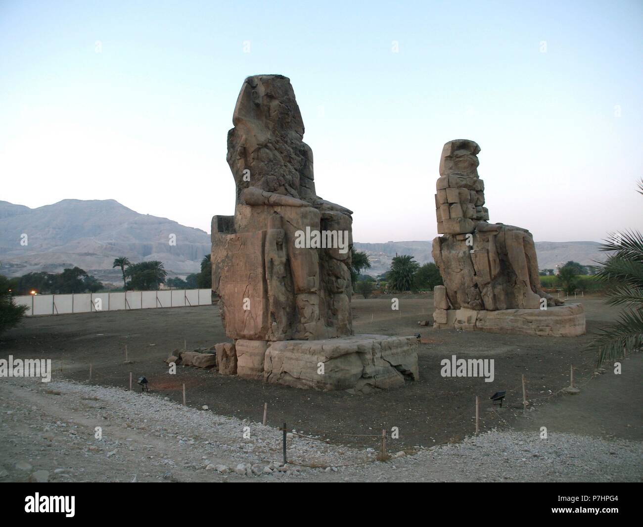 Los colosos de Memnón. Un paraje magnifico dos estatuas de piedra que représentent al mãtico Amenhoteph faraón Amenofis III o III, ubicadas en occidental la Ribera del río Nilo, frente Luxor y al sur de las famosas la necrópolis. Tebanas Banque D'Images