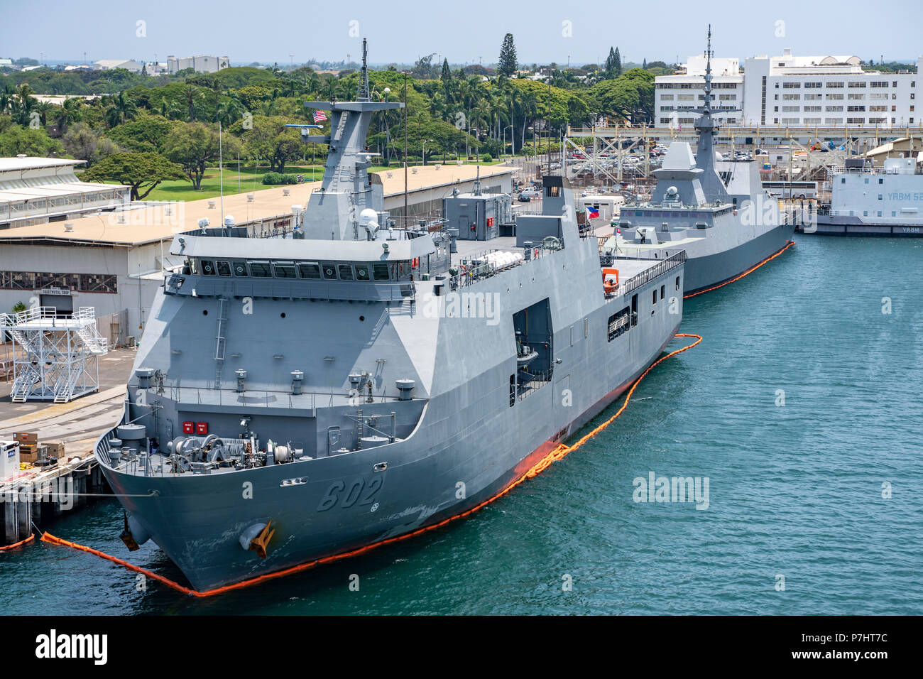 180702-N-CW570-1435 BASE COMMUNE à Pearl Harbor, Hawaii HICKAM (2 juillet 2018) La marine philippine landing platform dock BRP Davao del Sur (LD 602) moors at Joint Base Harbor-Hickam Pearl pour le Rim of the Pacific (RIMPAC) exercice 2018, juillet 2018. Vingt-cinq nations, 46 navires, 5 sous-marins, environ 200 avions et 25 000 personnes participent à l'EXERCICE RIMPAC du 27 juin au 2 août dans et autour des îles Hawaï et la Californie du Sud. Le plus grand exercice maritime international RIMPAC, fournit une formation unique alors que la promotion et le soutien de relations de coopération entre les p Banque D'Images